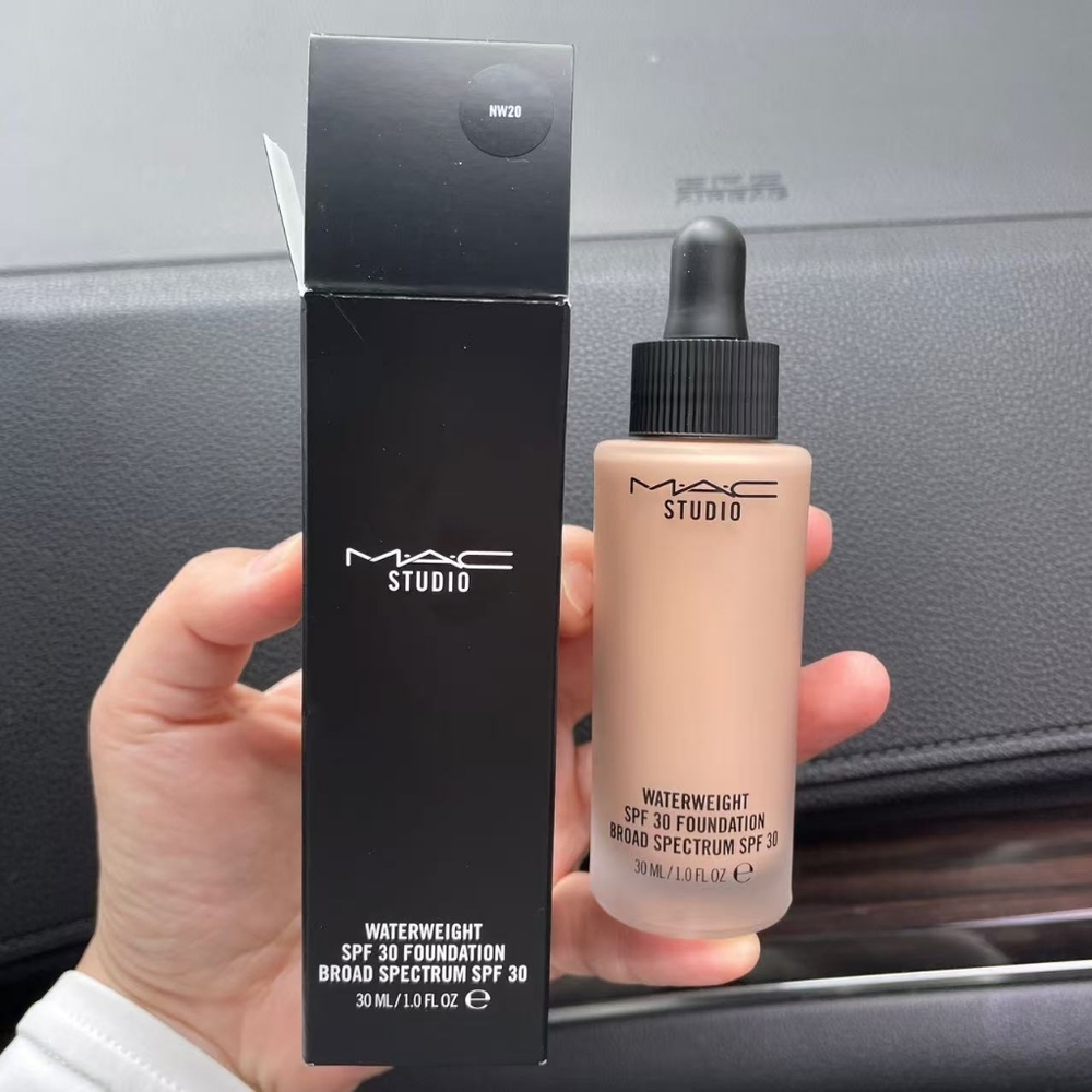 MAC Cosmetics Waterweight Foundation - NW20
